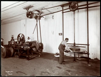 Vue intérieure des hommes travaillant le cuir à la New York Leather Belting Co., New York, 1906